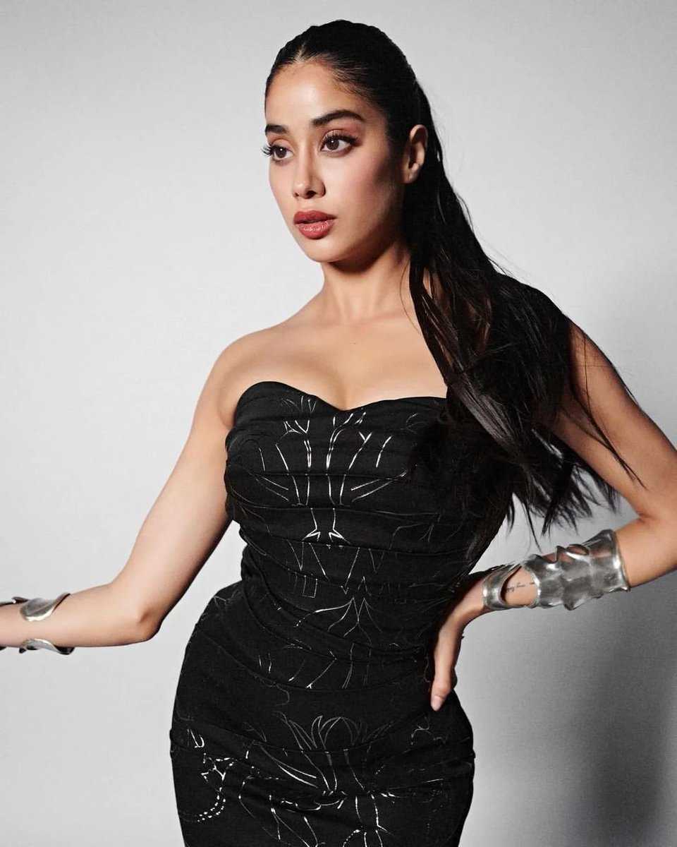 bkbsouthcinema's tweet photo. Sizzling Janhvi Kapoor rocks her curves in ravishing black attire! 🔥

#JanhviKapoor #janhvikapoorhot  #ntr30 #Bollywood #btownkibilli #btownsouthcinema https://t.co/gCtIuKgXEc