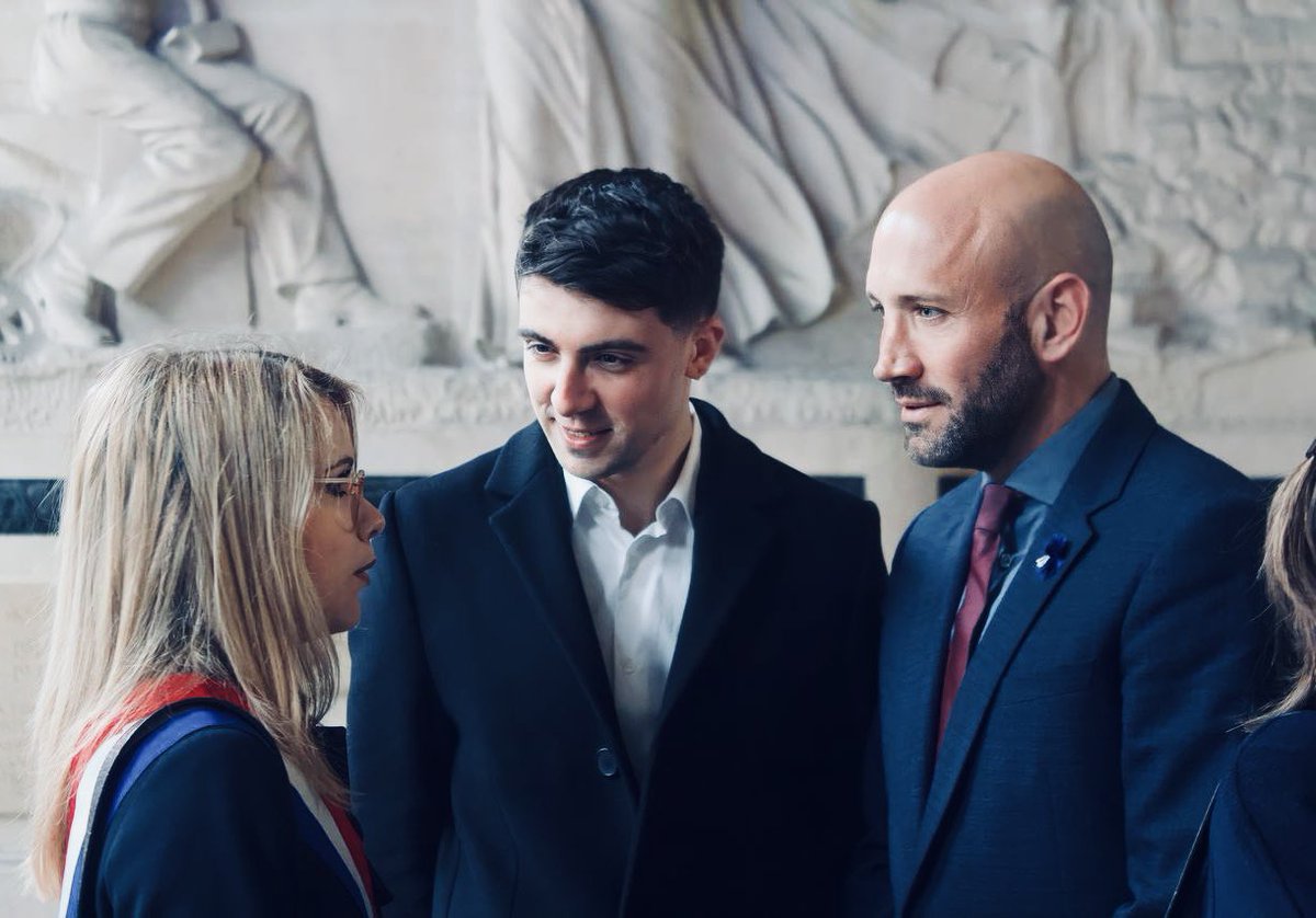 « Je ne savais pas que c’était si simple de faire son devoir quand on est en danger. » Jean Moulin.

Hommage aux héros de la liberté, à cette armée des ombres qui sauva l’honneur de la France 🇫🇷 

🔹#8mai 1945🔹- Paris 11 🇫🇷