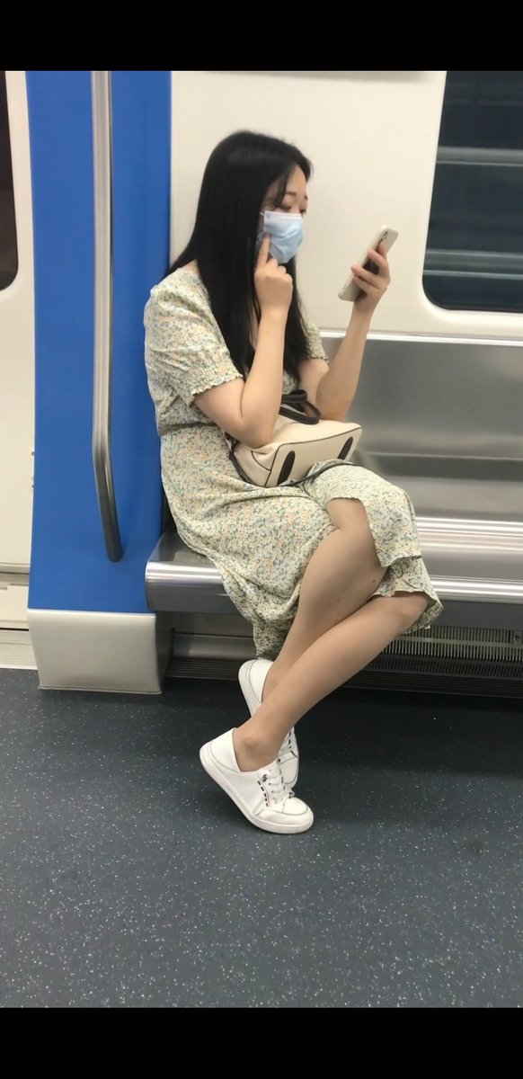IfcEw's tweet photo. 喜欢学生丝袜抄底的私聊，价格优惠包满意！ https://t.co/o2xXzz2wLb