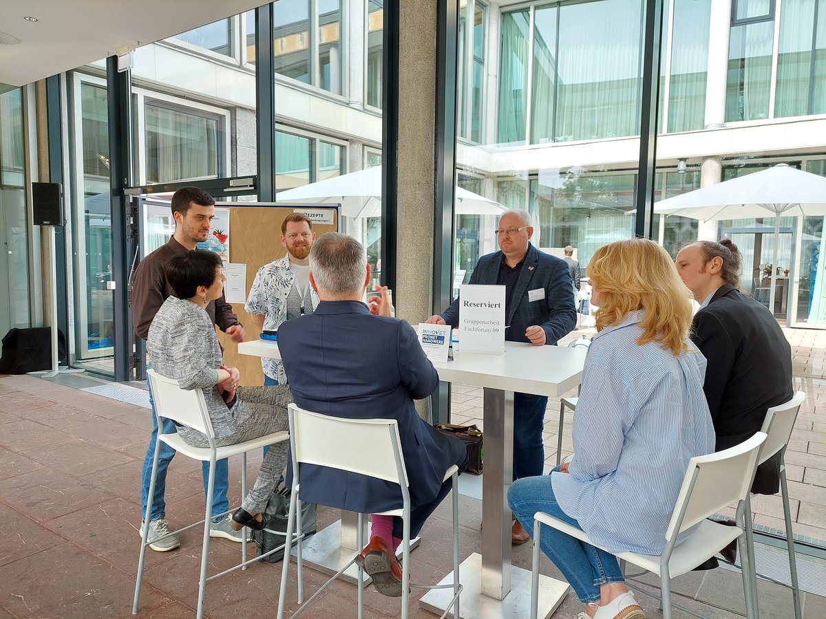 VDVAkademie's tweet photo. 🆙 Wir haben die besten Rezepte für gelungene Lernortkooperationen gemixt. Vielen Dank @BMBF_Bund und @BIBB_de für die tolle #InnoVET Fachkonferenz 2023 in #Berlin. Wir konnten viele tolle Impulse für das InnoVET-Projekt #UpTrain mitnehmen.
#vdvakademie #wirlebenlernen https://t.co/ZUX2cCoBFJ