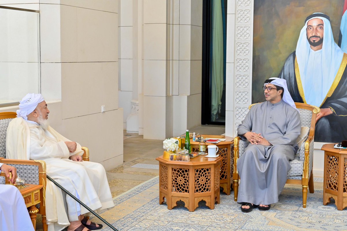 MansourBinZayed's tweet photo. منصور بن زايد يستقبل العلامة عبدالله بن بيه رئيس "مجلس الإمارات للإفتاء" وأعضاء المجلس، ويطلع على أعمال وخطط المجلس الهادفة إلى نشر قيم الإسلام السمحة، وترسيخ ثقافة التعايش في دولة الإمارات وحول العالم. https://t.co/ydseuX7koH