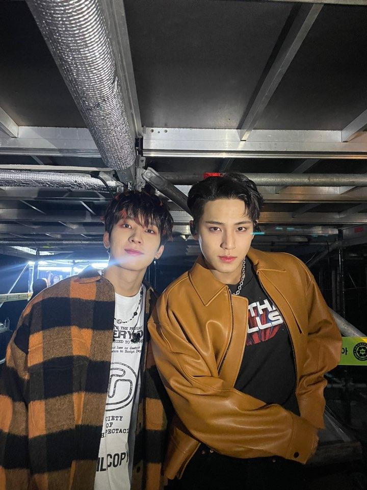 minwonjeu's tweet photo. minwon two-shot pics 🐶🐱📸 https://t.co/BxGgO1KKo0