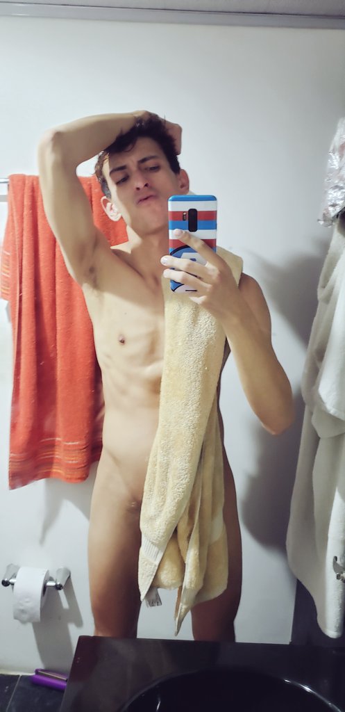 BCamiloGuerrero's tweet photo. Just showered... 💧 https://t.co/luBpTiW61L