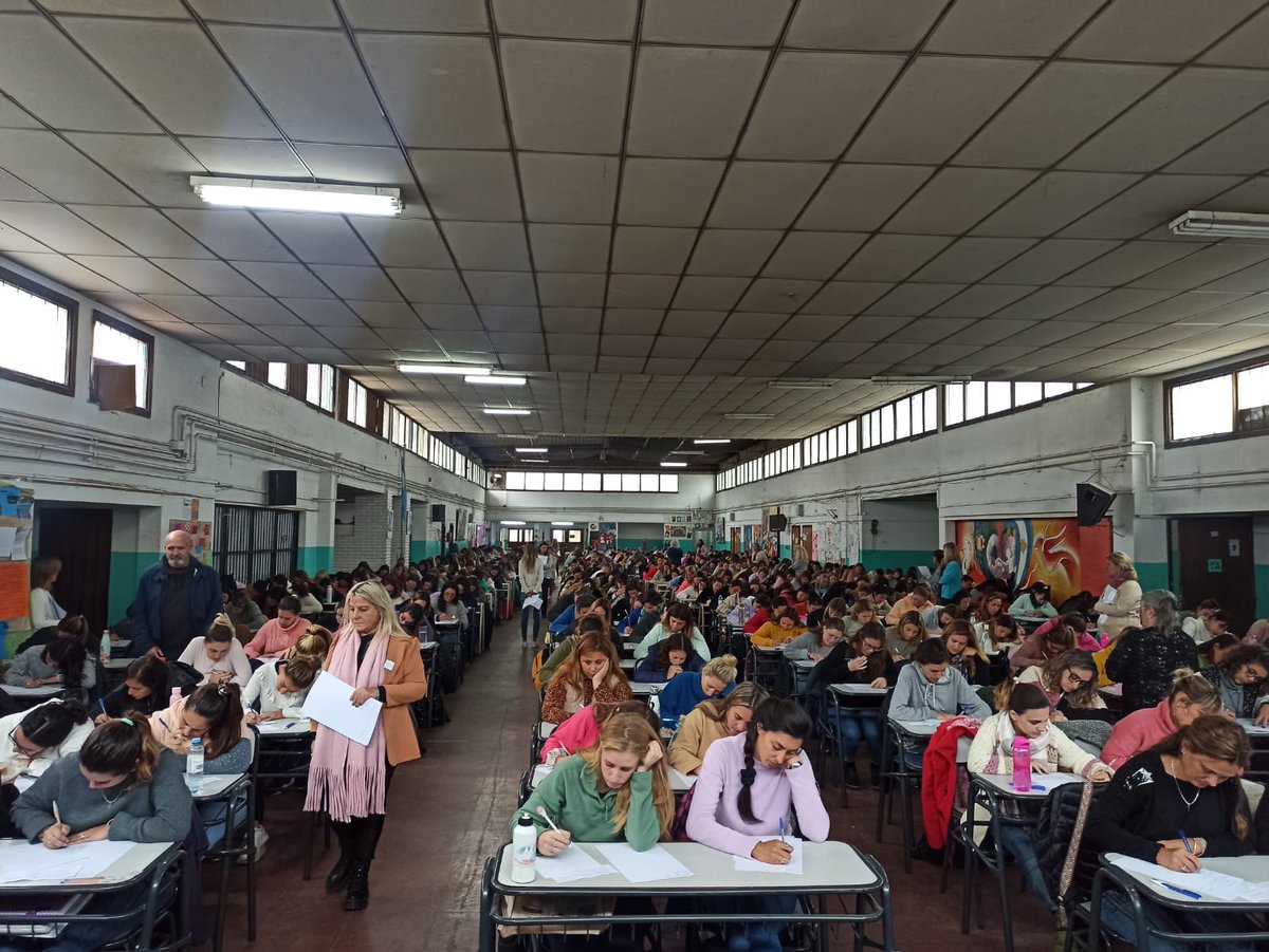 📝Este sábado se llevó a cabo la instancia escrita para el concurso abierto de oposición y antecedentes para preceptor/a de Nivel Inicial de la que participaron alrededor de 500 aspirantes.
La preparación que implican estas instancias transparentan nuestro sistema educativo.