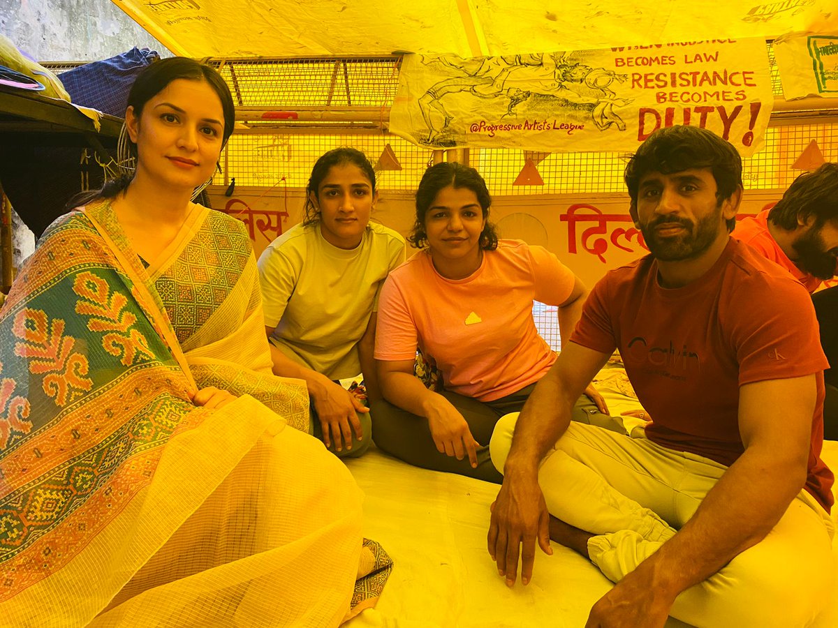 iamrenukadyan's tweet photo. आज दिल्ली जंतर-मंतर पर न्याय की लड़ाई लड़ रही हमारे देश की बेटियों से मुलाकात की और उन्हे विश्वास दिलाया की इस न्याय युद्ध मे मैं और हमारी पूरी टीम उनके साथ है।
निश्चित तौर पर आपको न्याय मिलेगा तथा सत्य की जीत होगी।
@BajrangPunia @Phogat_Vinesh @SakshiMalik
#IstandWithMyChampions https://t.co/bvoAIdUKZM