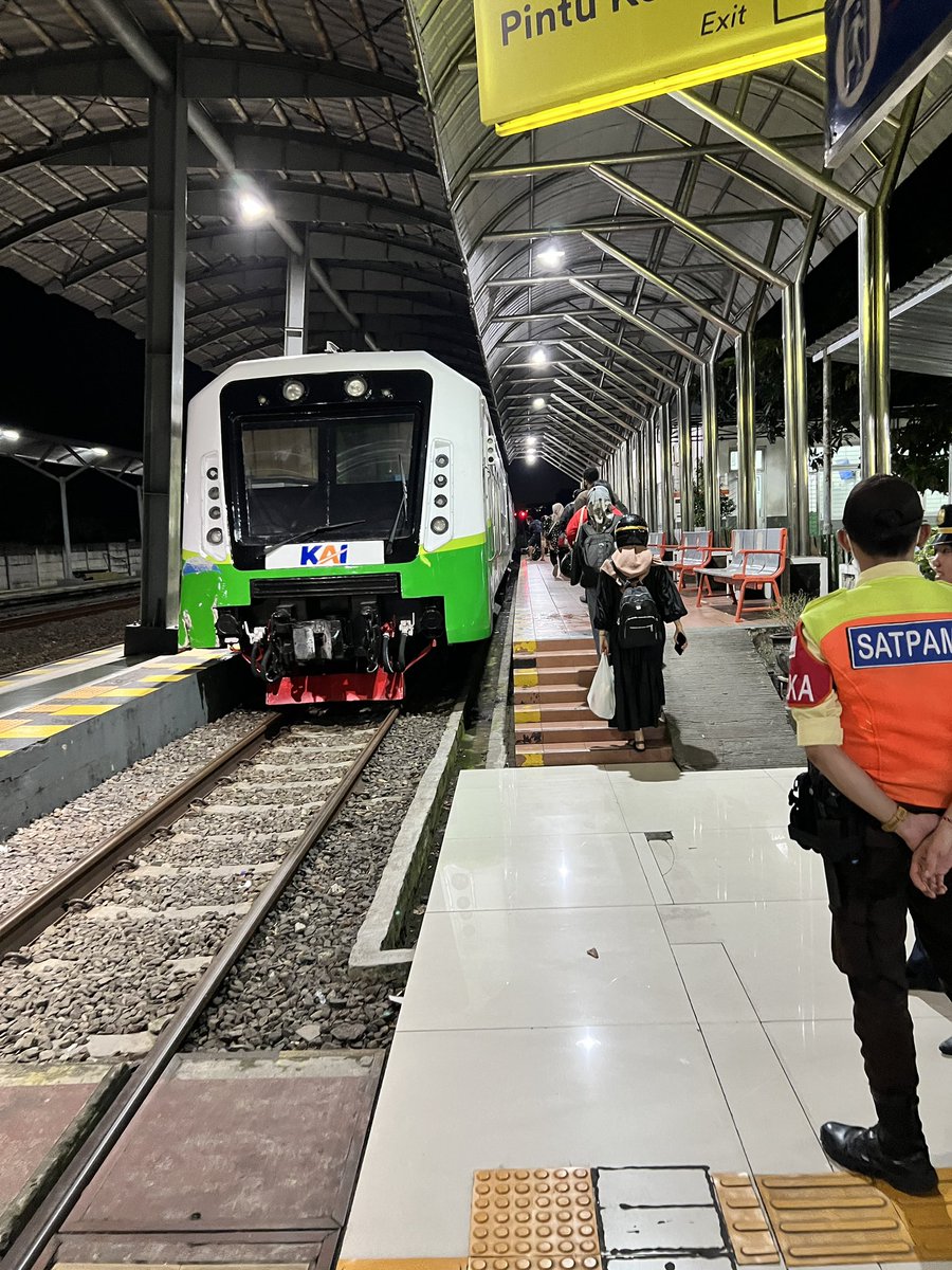 Setiap pulang hapir selalu naik KRD , dan kebanyakan yg naik adalah pekerja . Jadi selalu liat wajah orang2 pulang kerja yang capek tapi tetep semangat mangais rejeki . MasyaAllah 
Harus selalu selalu bersyukur kepada Allah