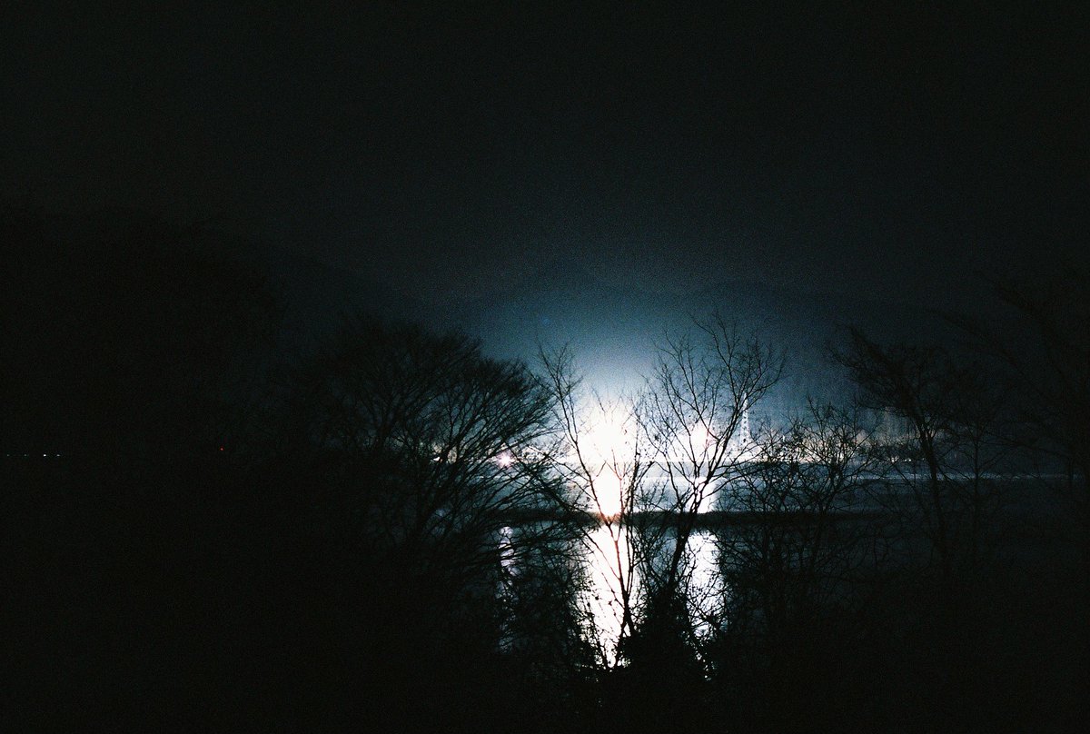 u_film_50mm's tweet photo. 「フィルムでレーザービーム」
30秒間って意外と長い笑
#レーザービーム #laserbeam #長時間露光 #longtimeexposure #御所湖 #lake #フィルムカメラ #橋 #bridge #ペンタックス #pentax #ファインダー越しの私の世界 #写真好きな人と繋がりたい #カメラ好きな人と繋がりたい https://t.co/4lDnMDADAh