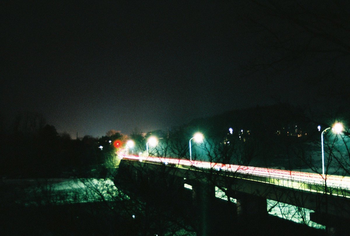 u_film_50mm's tweet photo. 「フィルムでレーザービーム」
30秒間って意外と長い笑
#レーザービーム #laserbeam #長時間露光 #longtimeexposure #御所湖 #lake #フィルムカメラ #橋 #bridge #ペンタックス #pentax #ファインダー越しの私の世界 #写真好きな人と繋がりたい #カメラ好きな人と繋がりたい https://t.co/4lDnMDADAh