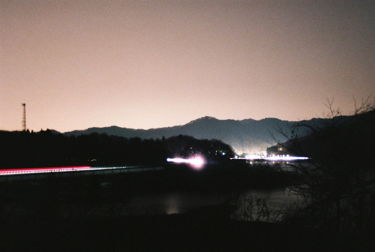 u_film_50mm's tweet photo. 「フィルムでレーザービーム」
30秒間って意外と長い笑
#レーザービーム #laserbeam #長時間露光 #longtimeexposure #御所湖 #lake #フィルムカメラ #橋 #bridge #ペンタックス #pentax #ファインダー越しの私の世界 #写真好きな人と繋がりたい #カメラ好きな人と繋がりたい https://t.co/4lDnMDADAh