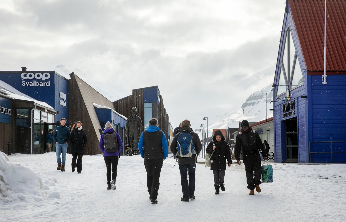 Oulun yliopiston tutkimusryhmä on parhaillaan lähdössä Huippuvuorilta jäänmurtajalla Jäämerelle tutkimaan ilmakehän voimistuvia vesihöyryjokia. Muutokset arktisella alueella heijastuvat myös pohjoisen alueen ulkopuolelle.

#UniOulu #ScienceWithArcticAttitude #arktinen