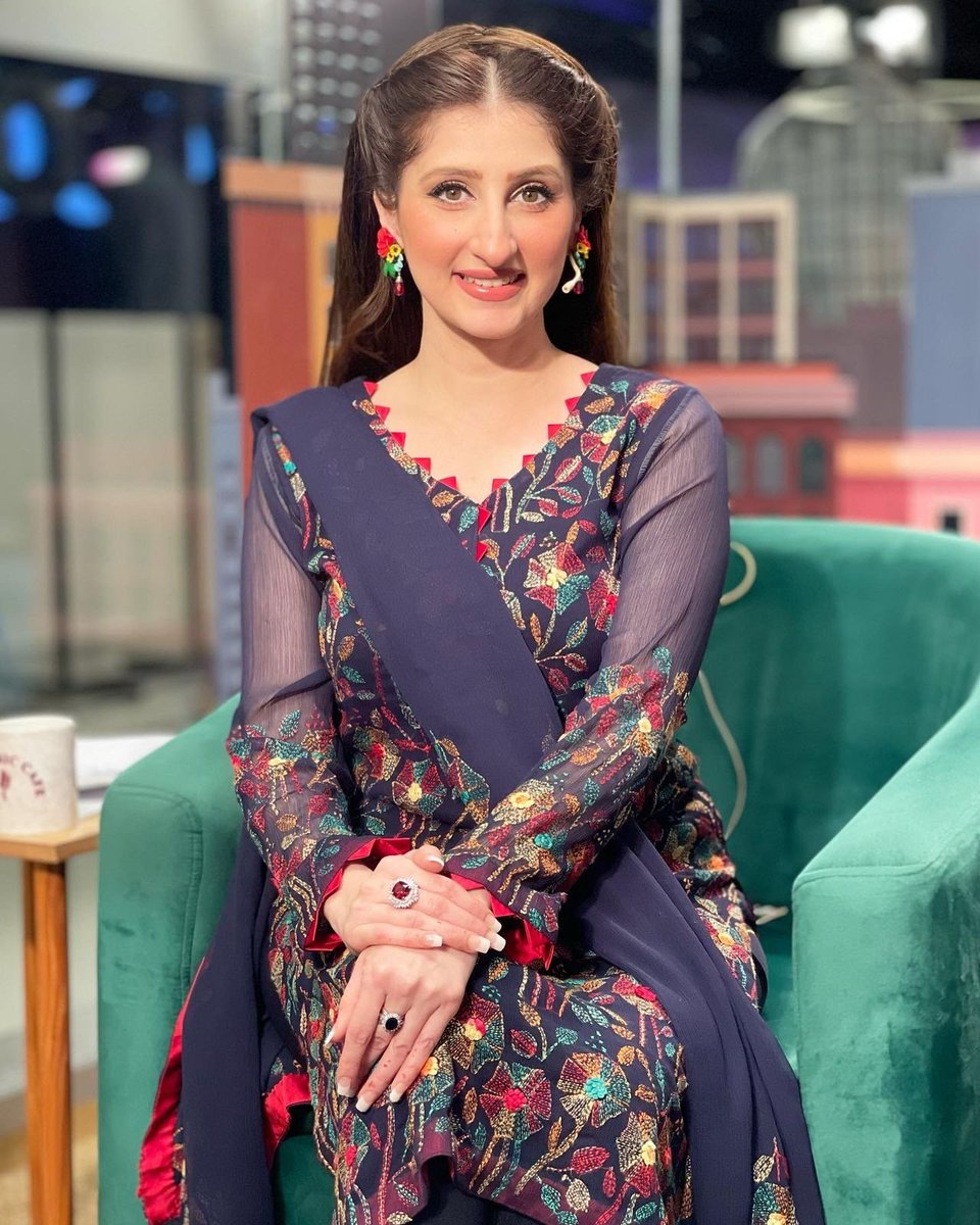 MediaSpringPk's tweet photo. The stunning @DrArooba1  adds a pop of color at the recordings of #OpenMicCafe https://t.co/dZOicnz2om
