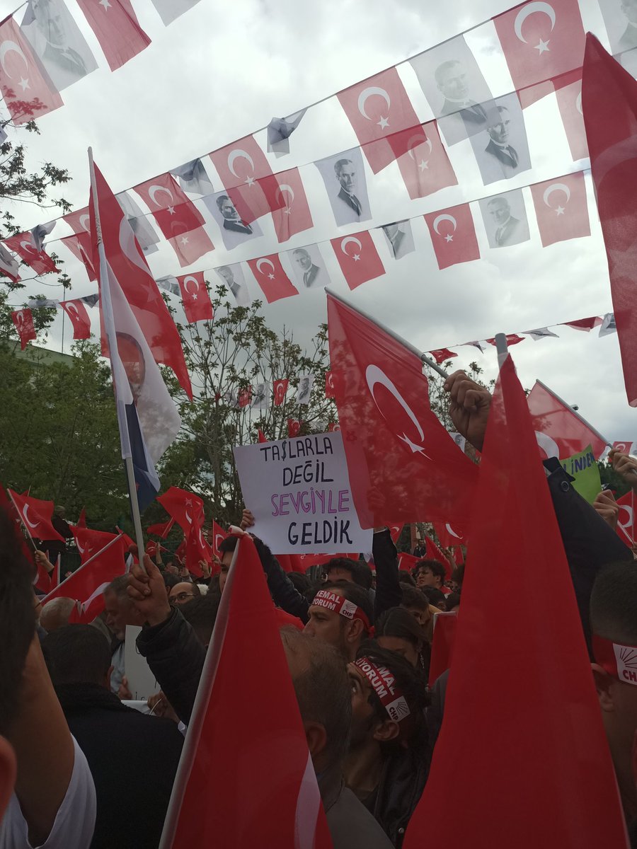 solcugazete's tweet photo. Ekrem İmamoğlu'nun Konya mitinginde açılan bir pankart:

"Taşlarla değil sevgiyle geldik." https://t.co/ae52aiweV8