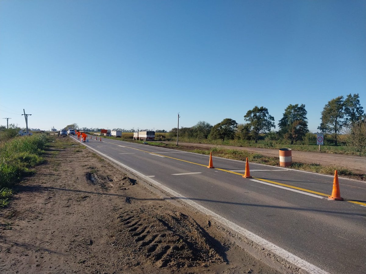 RedSegVial's tweet photo. ⚠️ Atención. Vialidad Provincial realiza reducción de calzada y paso alternado en #RP91 entre #Serodino y #PuebloAndino por colocación de tachas reflectivas.
👉Reducir la velocidad y atender las indicaciones del personal vial. https://t.co/FiuHtXiQfQ