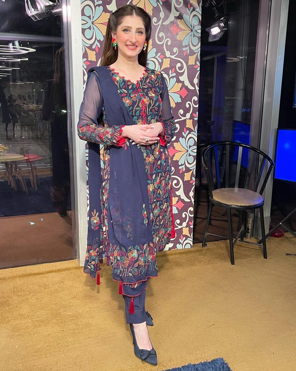 MediaSpringPk's tweet photo. The stunning @DrArooba1  adds a pop of color at the recordings of #OpenMicCafe https://t.co/dZOicnz2om