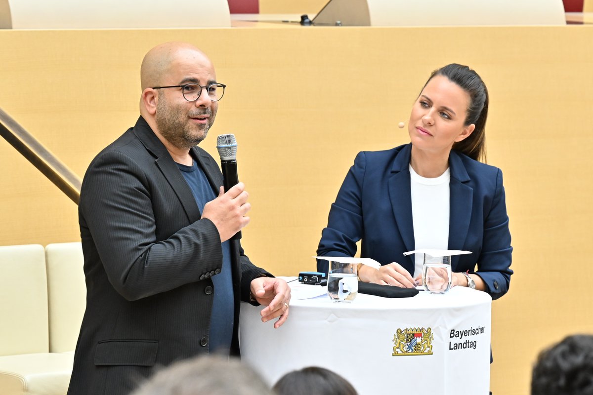 Landtag_Bayern's tweet photo. Einen Einblick in seinen Weg vom 🇩🇪-Hip-Hop-Künstler zum 🇮🇱-Regierungsbeamten gibt der frühere Berliner Gangster @aryeshalicar: „Während 🇩🇪 ‚nie wieder Täter‘ sein möchte, gilt in 🇮🇱: ‚nie wieder Opfer!‘ – daraus ergibt sich anderes Verhältnis zu Staat, Militär &amp; anderen Dingen." https://t.co/bQq12mDeNq