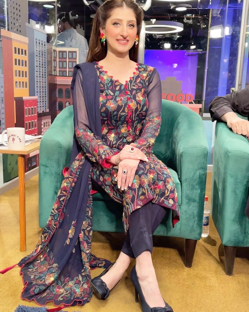 MediaSpringPk's tweet photo. The stunning @DrArooba1  adds a pop of color at the recordings of #OpenMicCafe https://t.co/dZOicnz2om