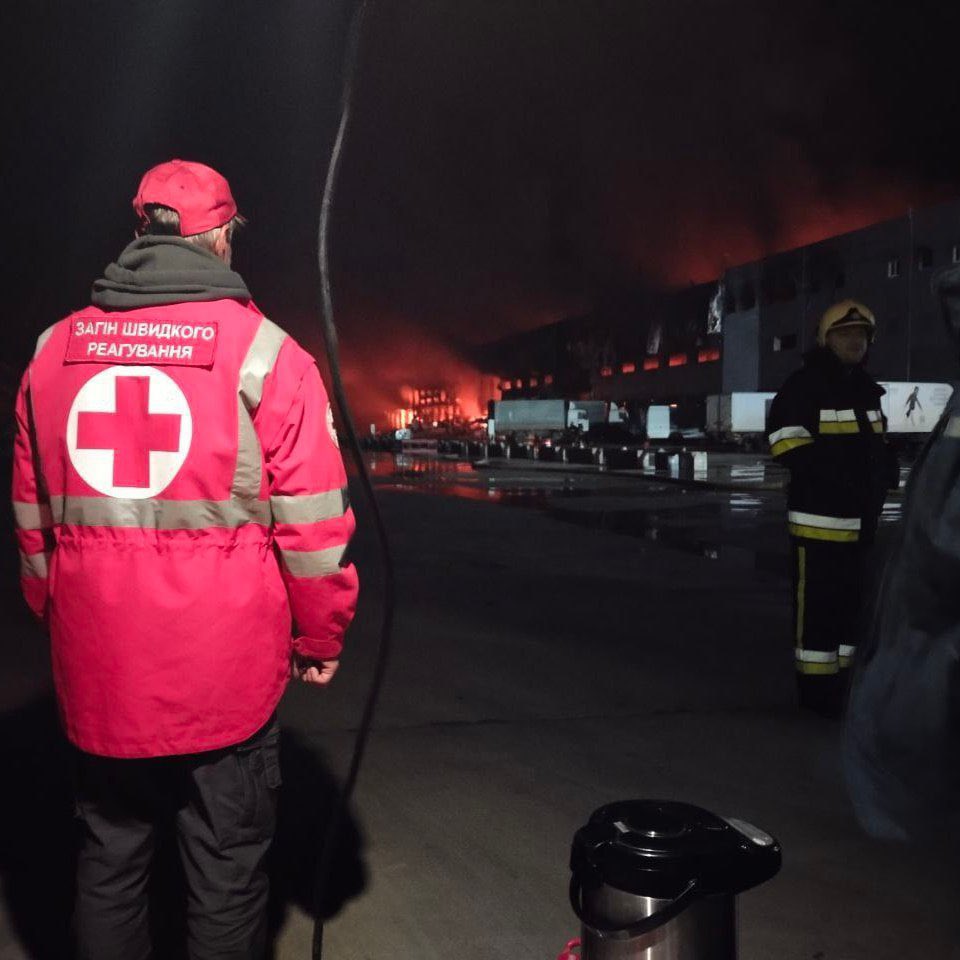 As a result of the russian missile attack on Odesa region last night, all humanitarian aid of the Red Cross Society of Ukraine was completely destroyed.
The area of the fire reached 1,000 square meters. Red Cross representatives were not present at the time of the rocket attack.