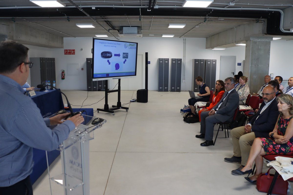 UCAM_OPRI's tweet photo. 🌊🇪🇺Tras la intervención de los diferentes científicos, Javier Senent, investigador principal @SMARTLAGOON e @HydroMrlab, presenta el proyecto @HorizonEU y sus resultados actuales a @JMVRUM. https://t.co/YkMO07gXWn