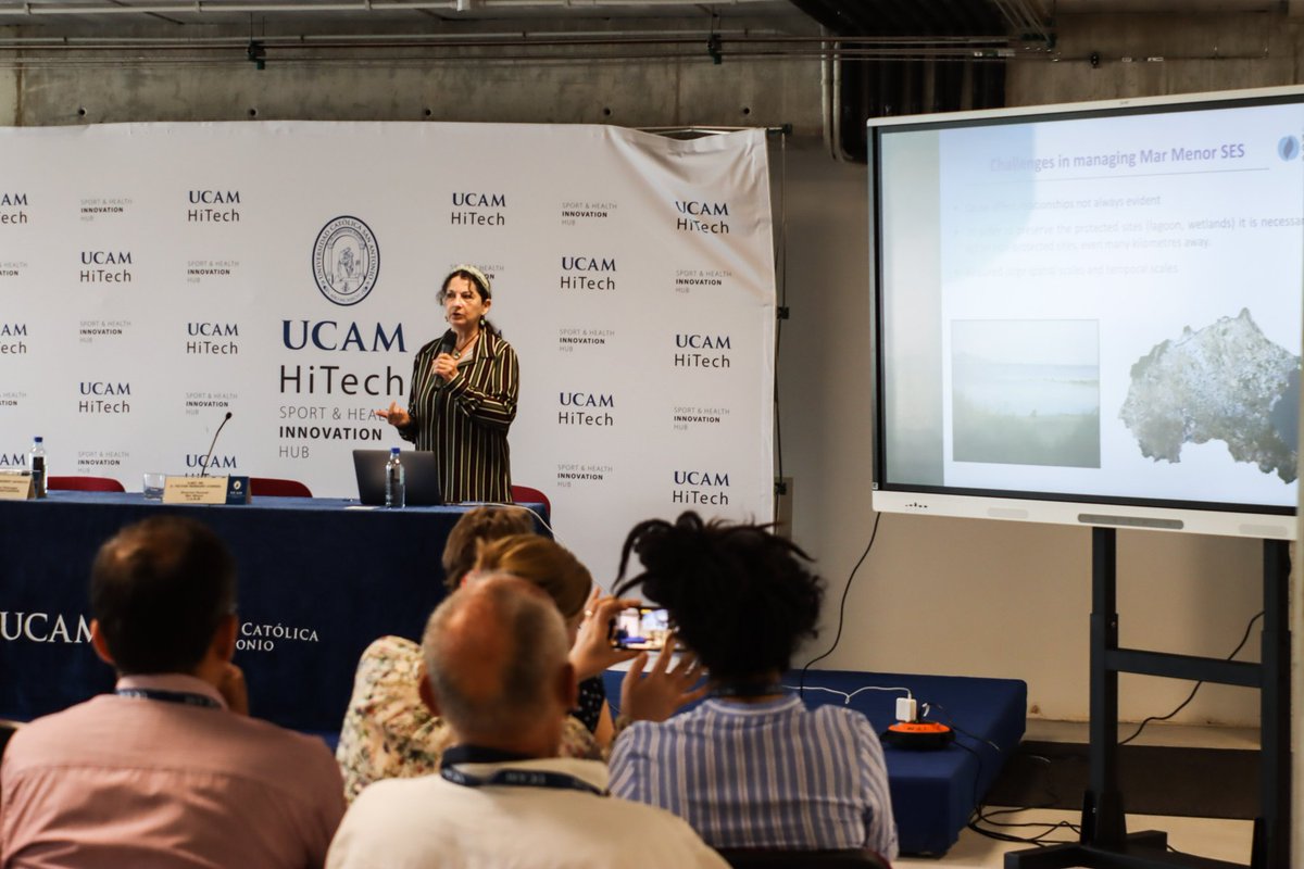 UCAM_OPRI's tweet photo. 🌊🇪🇺Tras la intervención de los diferentes científicos, Javier Senent, investigador principal @SMARTLAGOON e @HydroMrlab, presenta el proyecto @HorizonEU y sus resultados actuales a @JMVRUM. https://t.co/YkMO07gXWn