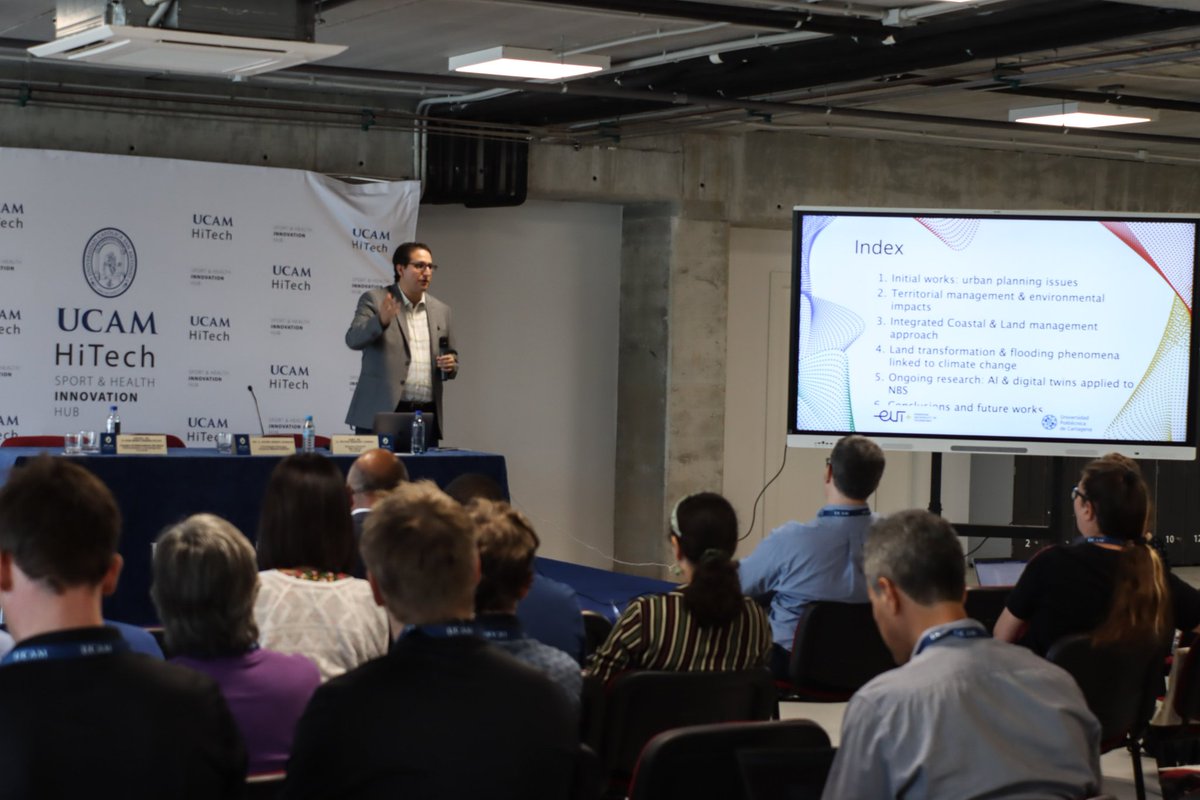 UCAM_OPRI's tweet photo. 🌊🇪🇺Tras la intervención de los diferentes científicos, Javier Senent, investigador principal @SMARTLAGOON e @HydroMrlab, presenta el proyecto @HorizonEU y sus resultados actuales a @JMVRUM. https://t.co/YkMO07gXWn