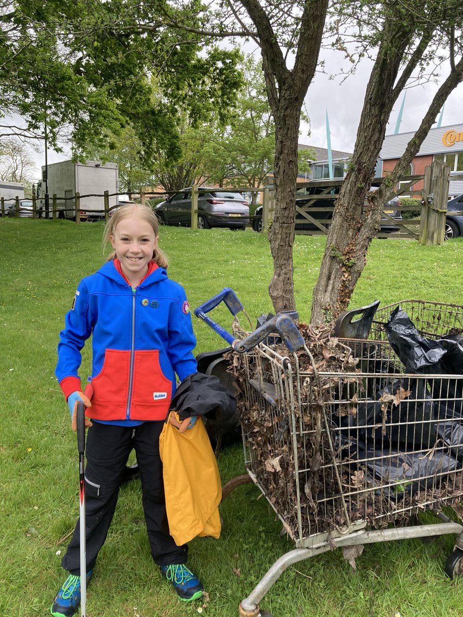 Pippa helped #BurgessHill Guides and Rangers litter-picking a local stream for #BigHelpOut #TheBigHelpOut @TheBigHelpOut23 @Girlguiding @girlguidingsc @Guiding_LaSER