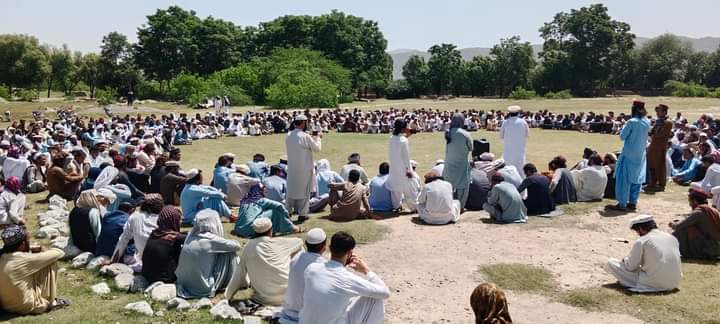 AlamZaibPK's tweet photo. سرویکئی جنوبی وزیرستان جرگہ
ہمیں ان تمام طاقتوں کا سوشل بائکاٹ کرنا ہوگا جوعوام کو تکلیف اور ضرر پہنچا رہے ہیں۔ لاشوں کو امن و امان کے لئے زمہ دار اداروں کے عمارتوں کے سامنے دفنانے کے لئے اتفاق رائے کی ضرورت۔ اگل�� جرگا سراروغہ کے مقام پر 14 مئی کو منعقد ہوگا
#WaziristanPeaceJirga https://t.co/ABeWISyHRu