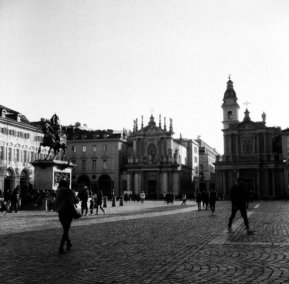 gian_gonella's tweet photo. 6x6, piazza San Carlo ci stava⁠
(non il rullino ideale per la situazione, ma quello avevo 🫣)⁠
⁠
🎞️ Ilford Delta 3200⁠
⁠
#ilforddelta #delta3200 #ilforddelta3200 #120film #filmphotomag #analogblackandwhite #blackandwhite #negativemag #thefilmrenea… https://t.co/XNMLDmHSSJ https://t.co/Ai0ofa80eL