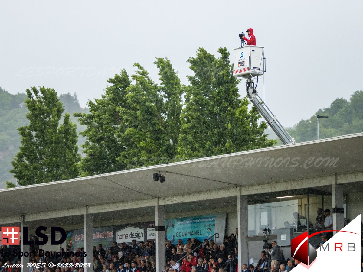 SportDauphinois's tweet photo. #teamLSD Vous étiez nombreux à suivre nos #lives #multicam #rugby ce week-end. Un gros Big up à nos #caméramans qui ont bravés le vent et la pluie pour vous faire vivre ses rencontres.
Notre Théo était perché au sommet de sa #nacelle aux dessus des #tribunes de #vienne https://t.co/G18sdwnFot