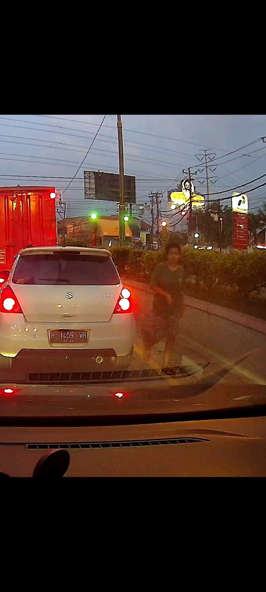 uengweng's tweet photo. @DinsosSMG Mohon untuk meninjau odgj ini, karena hari ini odgj tersebut memukul, meludahi, melempari dengan batu ke arah mobil kami hanya karena tidak diberikan uang. Cukup berbahaya apabila terjadi lagi pada orang lain. Lokasi ada di perempatan ayam goreng suharti, pom bensin. https://t.co/jkUdNFKeyn