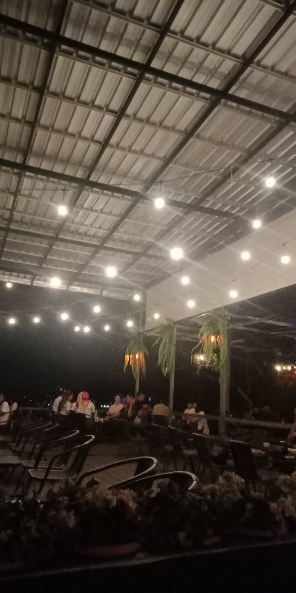 YoniBpp's tweet photo. Teras Cafe SMD,  mumpung sendiri, hilangkan penat dulu sambil mencari hal yg baru.... https://t.co/bKaA3JmI5v