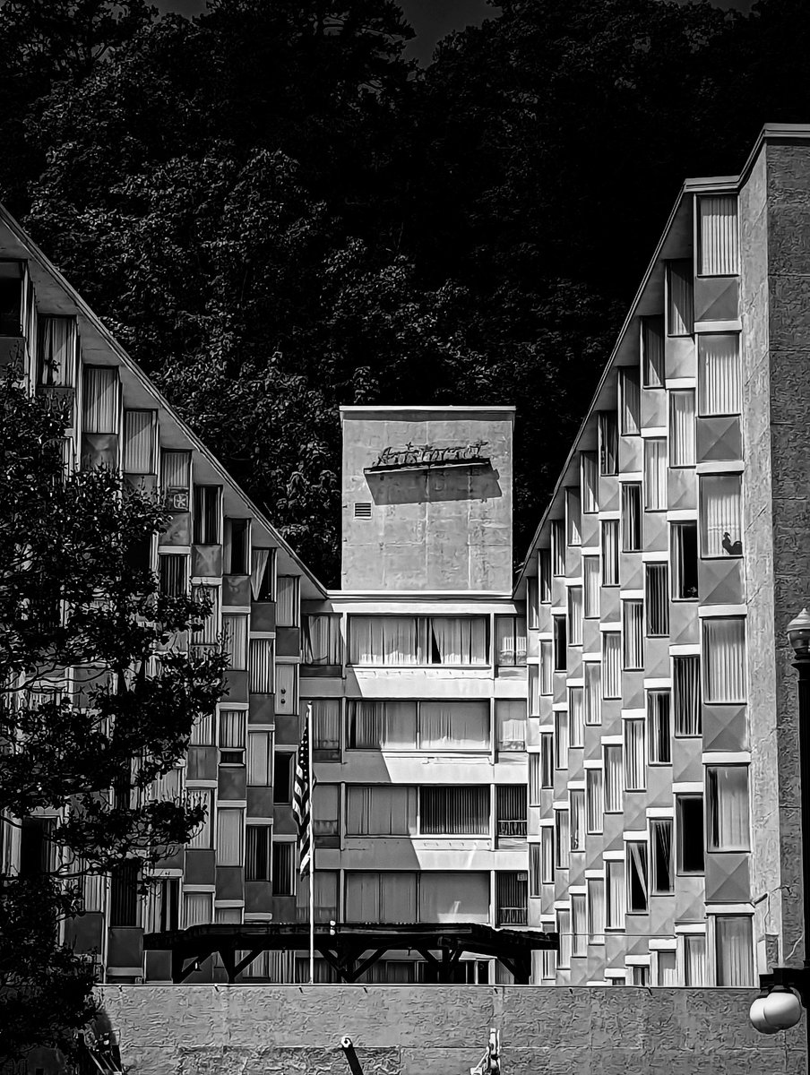 kevincampphoto's tweet image. The Aristocrat Hotel, Hot Springs, AR. from 1963. Certainly has that style. #vintage #60smod #relic #architecture #hotsprings #Arkansas