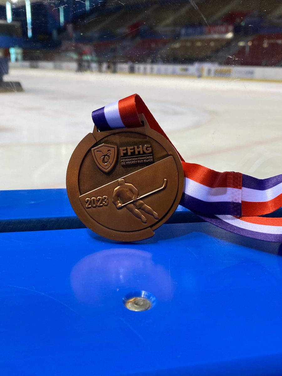 caribous77's tweet photo. Ils l’ont fait !
Médaille de Bronze. #historique pour le club. 
Fier des boys 
Fier de nos couleurs 

#letsgocabs https://t.co/JOF0oSPGfd