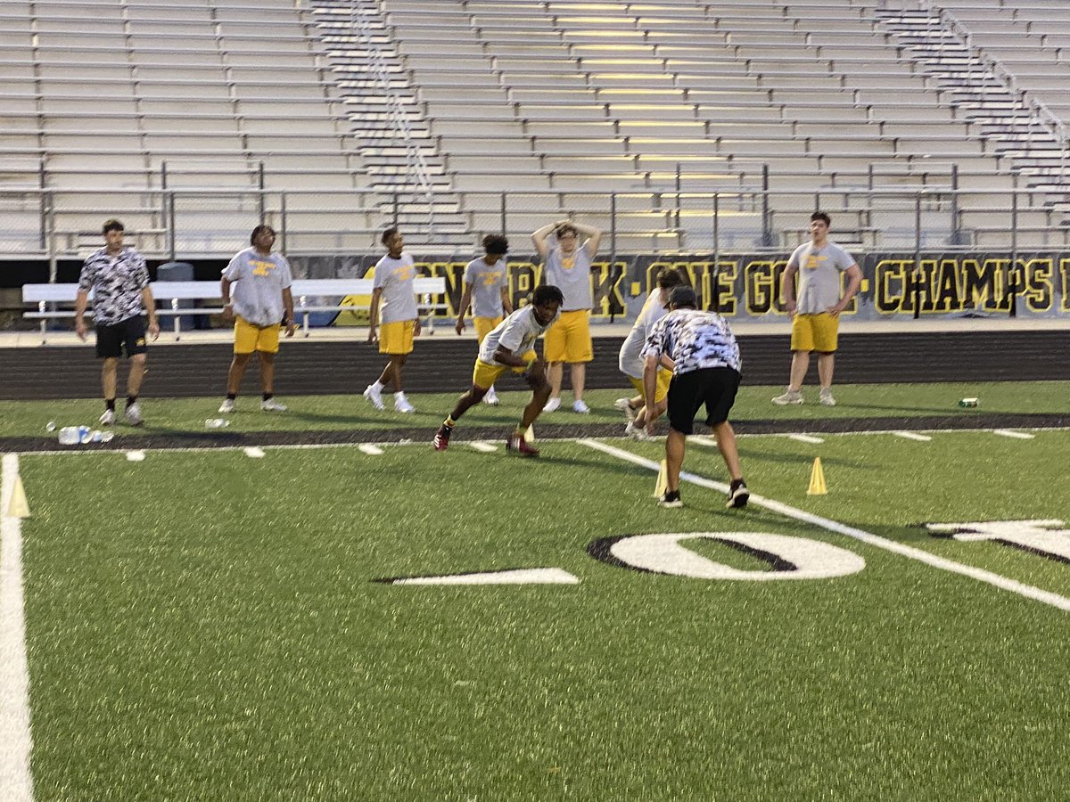 PCoachMetzger's tweet photo. BOOT CAMP DAY 1 on LOVE MONDAY our PACK got 2% better. All In COMPETE https://t.co/io7kYlW1bL