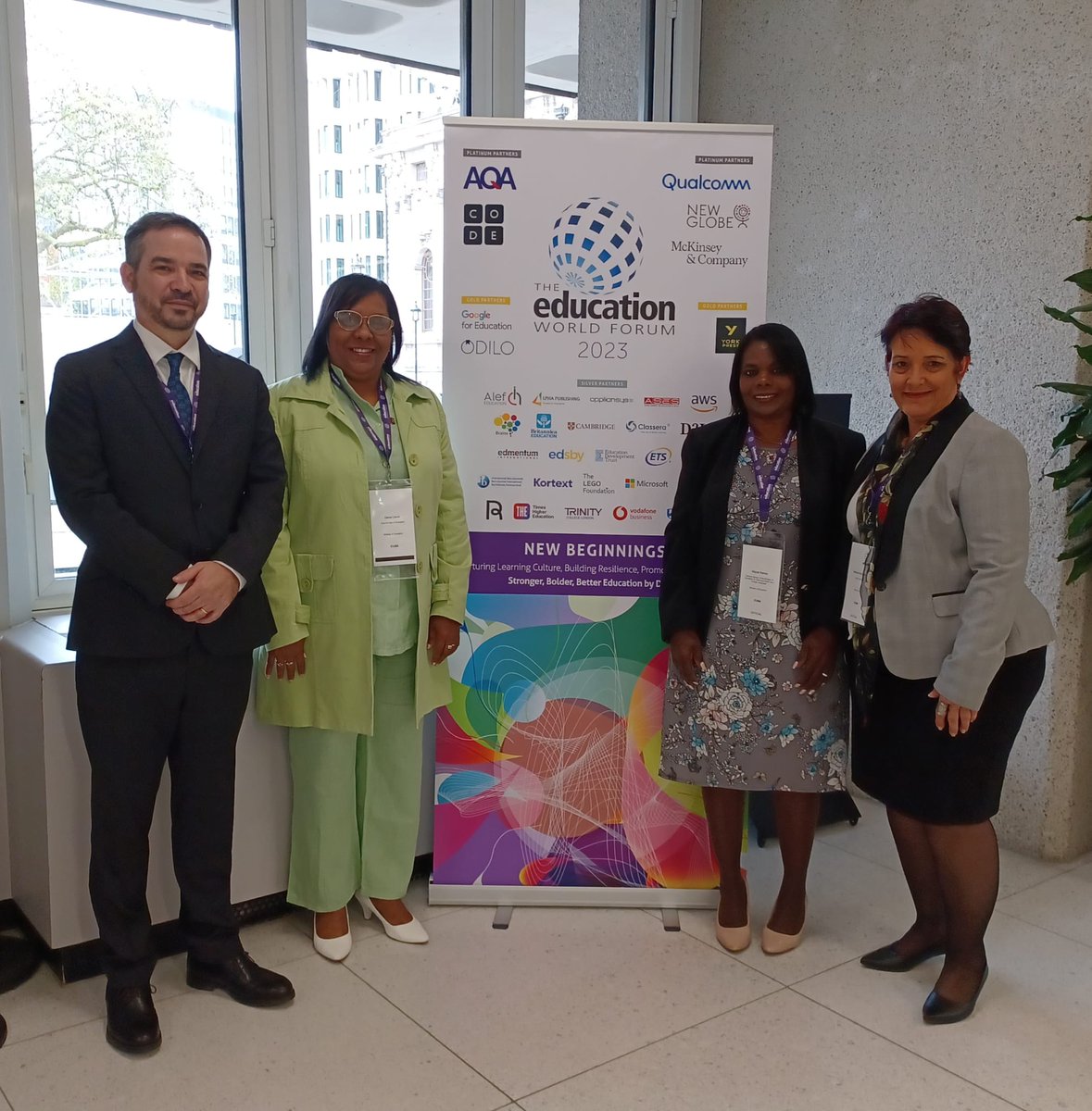 Representantes de #CubaMined participan en #EducationWordForum en Londres. Éxitos a VM <a href="/DGulbone/">Dania López Gulbone</a> y Mayda Ramos #VivaCuba