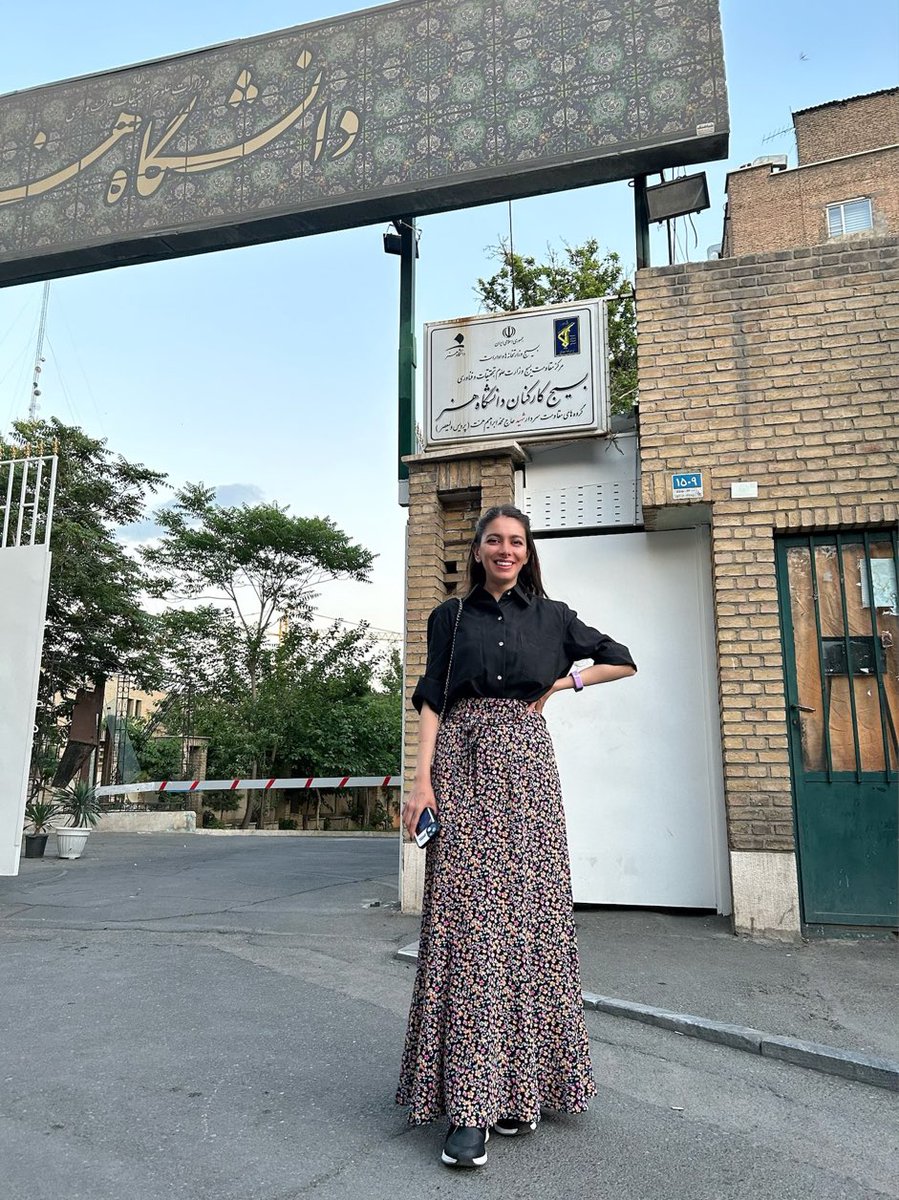 FaridVahiid's tweet image. Quel courage, quelle audace ! 
Se prendre en photo, sans voile, devant le bureau de Basij (milice de la République islamique) de l’université des beaux-arts. Que d’admiration pour ces combattantes de la liberté. La lutte continue. #Iran #MahsaAmini @thesongbynolan