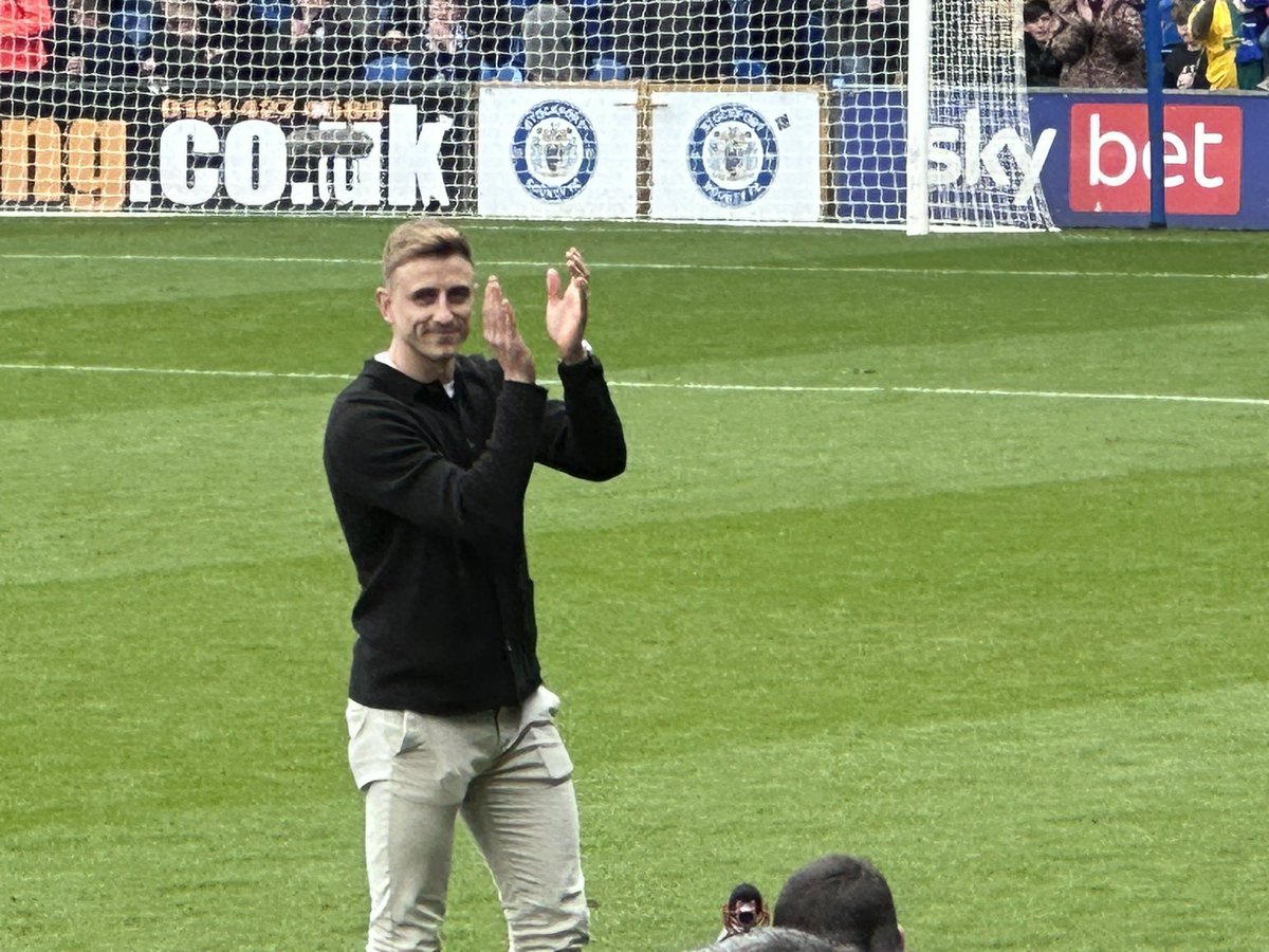 Lozoloco8's tweet image. The legend that is @GlenTaylor23 .
Hope he’s enjoying his day as a guest of honour, bet he’s not had to buy a pint all afternoon. 😂 #Spennymoor #StockportCounty