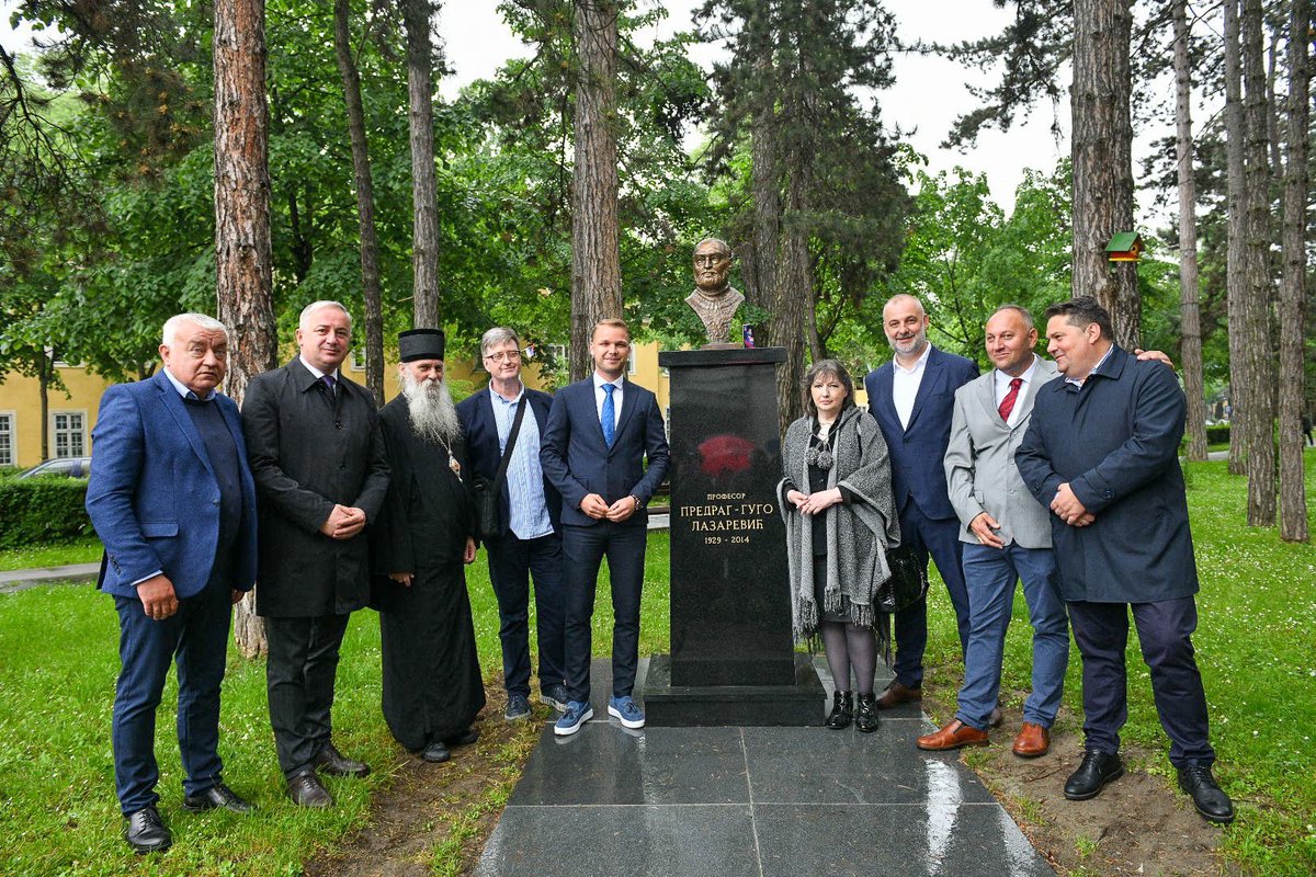 PdpZena's tweet photo. RT @BBorenovic: Откривена је биста Предрага Гуге Лазаревића, нашег књижевника, интелектуалца и професора, великог човјека, поносног Бањалучанина и Крајишника. Био је и остао одраз времена када су се цијенили пристојност и вриједности које ће, надам се, п… https://t.co/shfLBhJWQI
