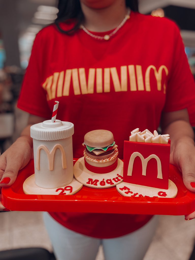 anafonsecaadm's tweet photo. não poderia ser outro tema!
melhor aniversário de todos,com mc lanche todo feito de DOCE!  @McDonalds_BR  
#fomedepoder #amomuitotudoisso #mequi #bigmac #mclanche #fritas #CocaCola #docespersonalizados https://t.co/dzUtRe1eY9