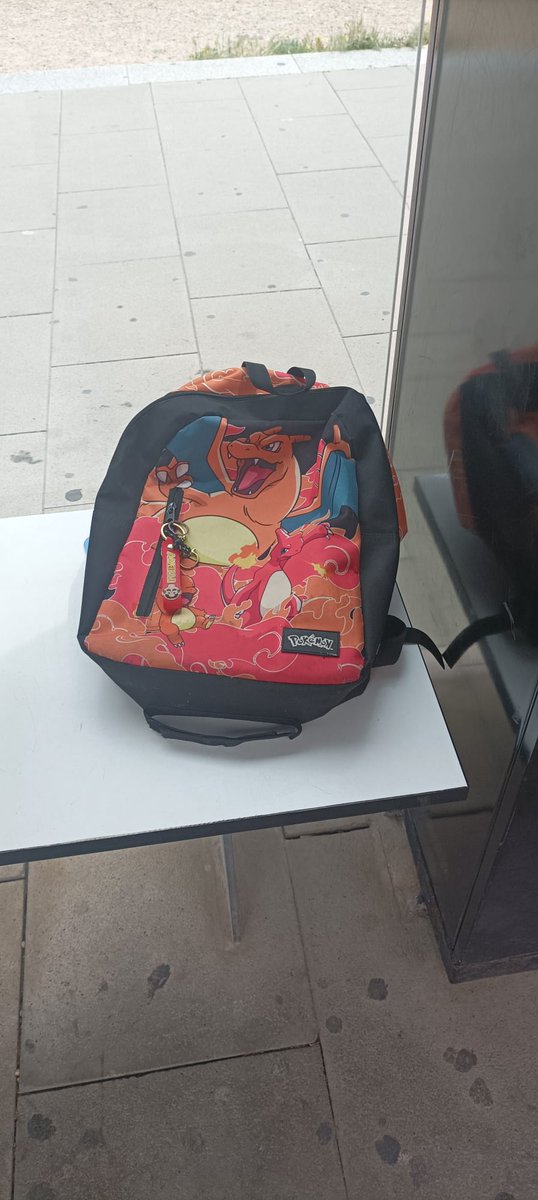 PilarRZGZ_70's tweet photo. Olvidada esta mochila en la parada del tranvía del P°Olvidados.
Mi hijo se la ha entregado a la conductora del tranvía. 
✨✨Twitter haz tu magia ✨✨ https://t.co/ao7W08zP1x