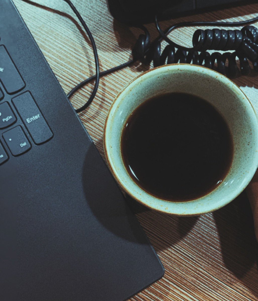 BaaMem's tweet image. القهوة الشيء الوحيد اللي يطبطب عليك أثناء العمل والضغط 🥺💓