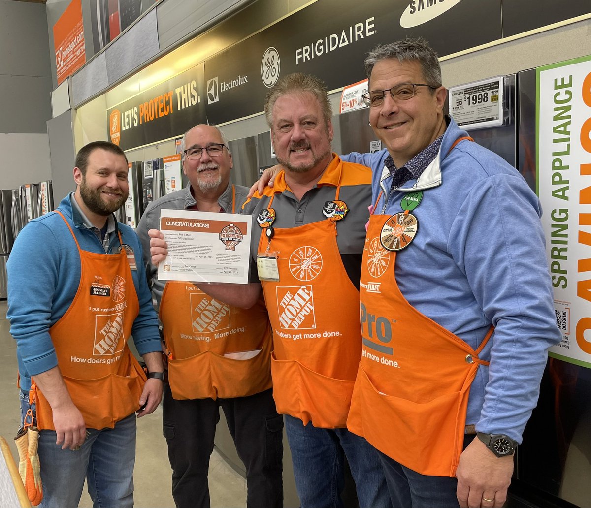 Congratulations to Bob at @homedepot3810 for receiving an Executive Homer Award for his outstanding sales and customer service in D70! 👏🏻👏🏻 Proud of you Bob!! Thanks for all you do! @JHissom3810 @THDjeff @John_Lerch @THDGorski