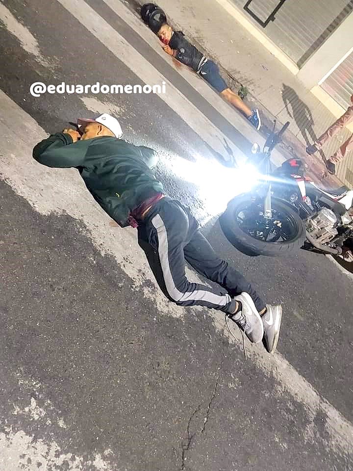 🇦🇷| ÚLTIMA HORA: Un policía de Buenos Aires mata de un tiro en la cara a un delincuente de 16 años a bordo de una moto, en la zona de Esteban Echeverría. El criminal lo intentó robar con una pistola falsa y fue abatido de inmediato. ¿Apoyas este accionar policial?