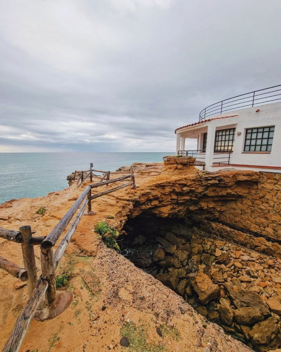 🏛 Cerca de nuestro Camping, encontramos un sinfín de ubicaciones espectaculares como la encantadora Roda de Barà, perfecta para dar un paseo, picar algo y contemplar la puesta de sol... ¿Quién se apunta?
#rodadebara #tarragona #costadaurada #playamontroig #campingresort