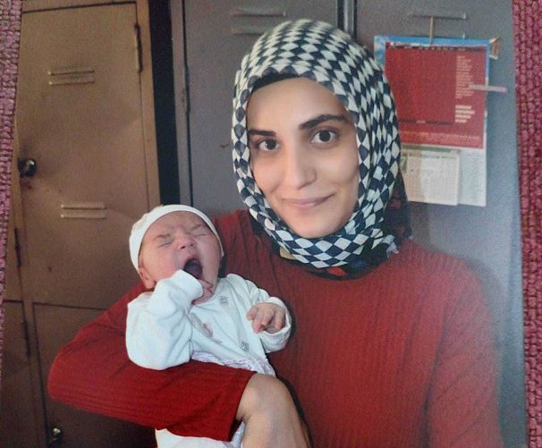 Hatice Şahnaz hamileyken tutuklanıp bebeği 2 aylık olduğunda tahliye edilmişti. 2020 Aralık ayında tekrar tutuklanan Şahnaz, denetimli serbestlik hakkı geldiği halde tahliye edilmiyor. <a href="/myeneroglu/">Mustafa Yeneroğlu</a> 

KHKlarGidecek AdaletGelecek
#GSvİBFK  Icardi