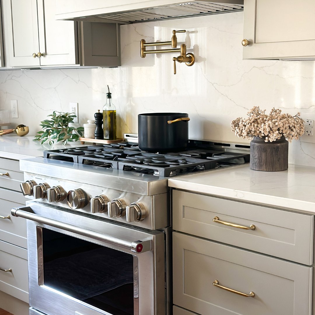 The wait is finally over! The reveal is here look at this beautiful kitchen renovation by 

Line: Mercury
Style: Duluth
Finish: Pebble
Hood: Sloped Pebble

#Kitchenrenovation
#Cliqstudios
#Lakeandlumber
#whitecabinets