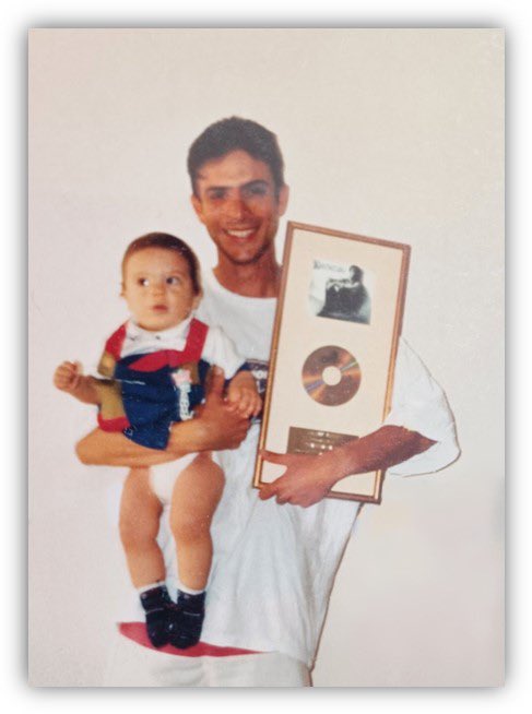 Με τον κύριο που κρατώ στην αγκαλιά μου μόλις κυκλοφορήσαμε σήμερα το νέο μας τραγούδι που έγραψε αυτός! Τίτλος του «Με Άλλους»! Είναι ο κατά 18 χρόνια μικρότερος αδελφός μου Στέφανος! YouTube: youtu.be/2L-PqfSAAAM 
Εύχομαι να το αγαπήσετε όσο το αγαπάμε κι εμείς! 🔈🎧💿🎶❤️