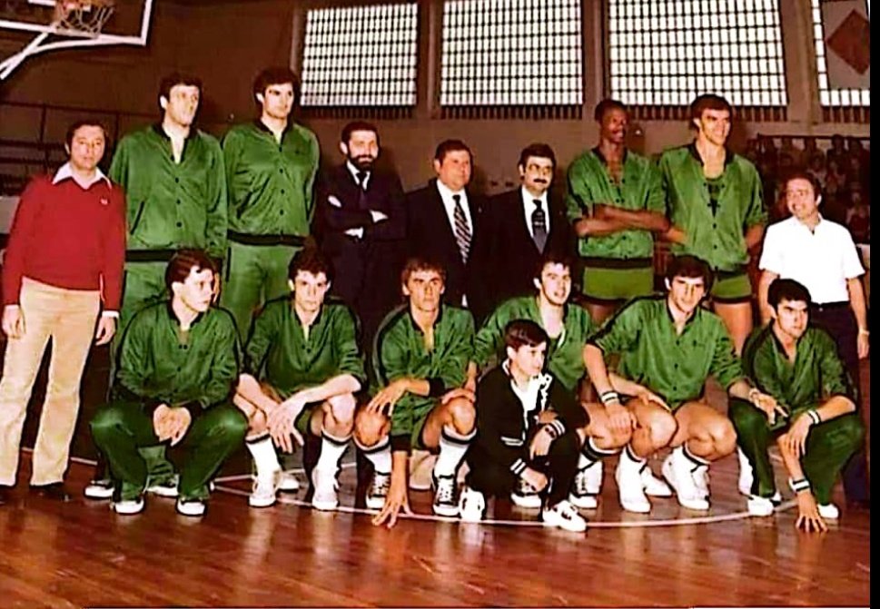 45 años del homenaje a un HISTÓRICO del baloncesto ferrolano y gallego, con la presencia del recién proclamado Campeón de Liga de los Antonio Serra, Ed Johnson, Santillana, Margall, Filbá, Abadía, Bosch... #ArchivoOAR 09/06/78 #adestradorgalego DON #AntonioBarros 📸 Foto Arjo