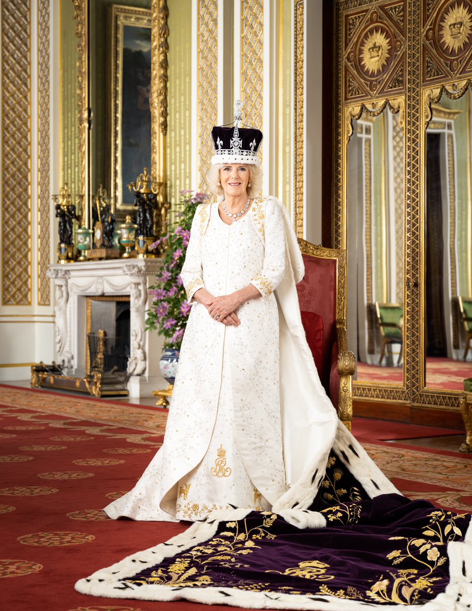 An official portrait of Her Majesty The Queen following her Coronation on 6th May. 📸 Hugo Burnand
