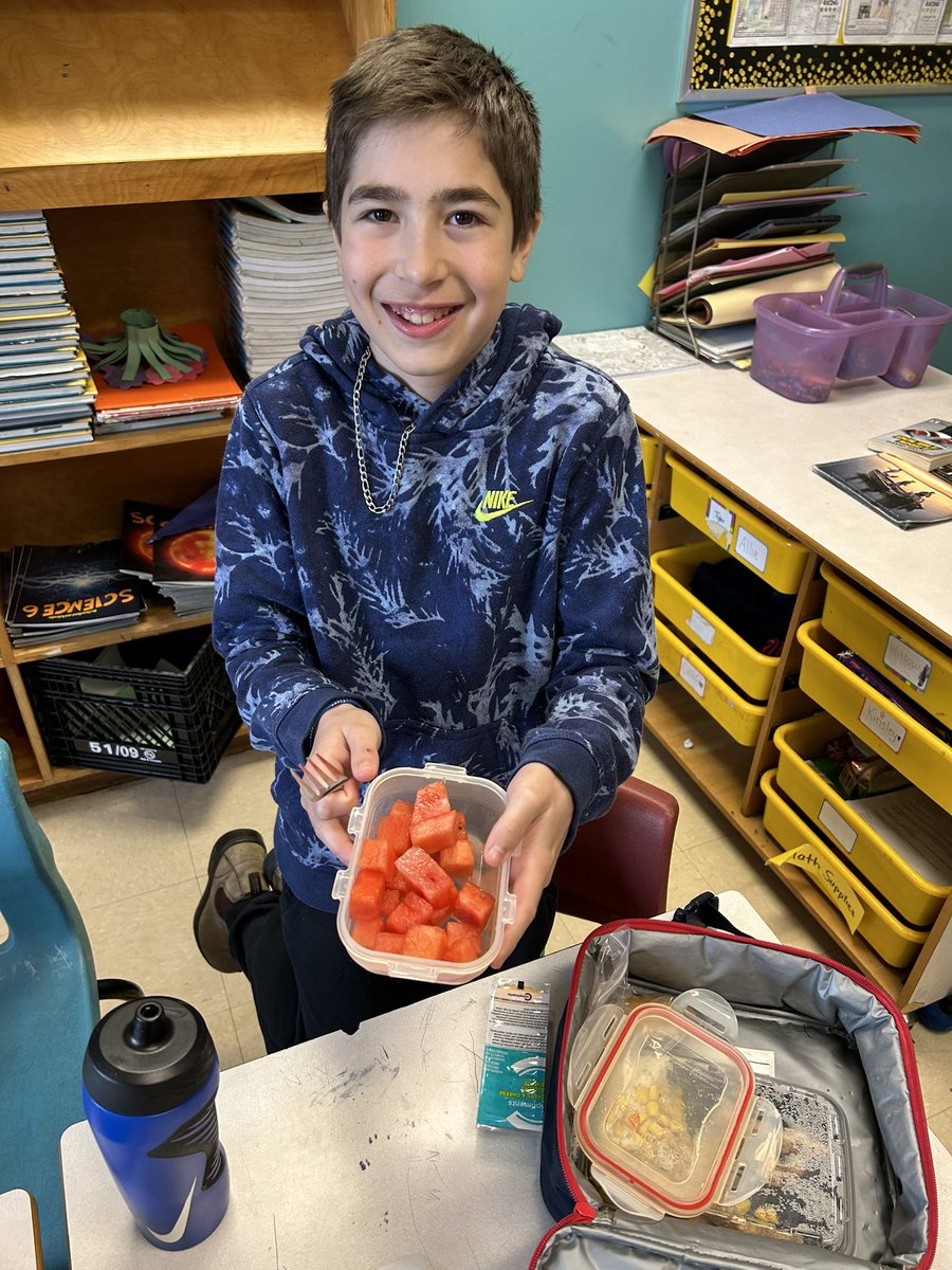 ms_crane's tweet photo. Month of Munch continues! #Fruitsandveggies https://t.co/DzJ7b7lEb6