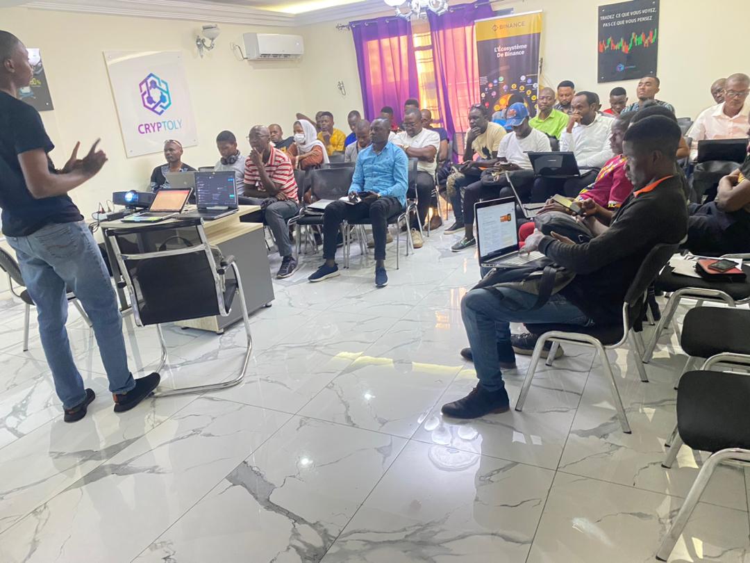 binanceafrique's tweet photo. Les fans de NFT étaient aux petits soins le week-end dernier à Douala 🇨🇲

Les Binance Angels ont en effet animé un atelier pratique sur les NFTs. Les participants ont ainsi appris à créer et utiliser un NFT.

Quelle ville souhaite découvrir les NFTs prochainement ? https://t.co/JT6j5aZJeF